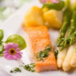 Köstliches Gourmetmenü mit Fisch und Spargel